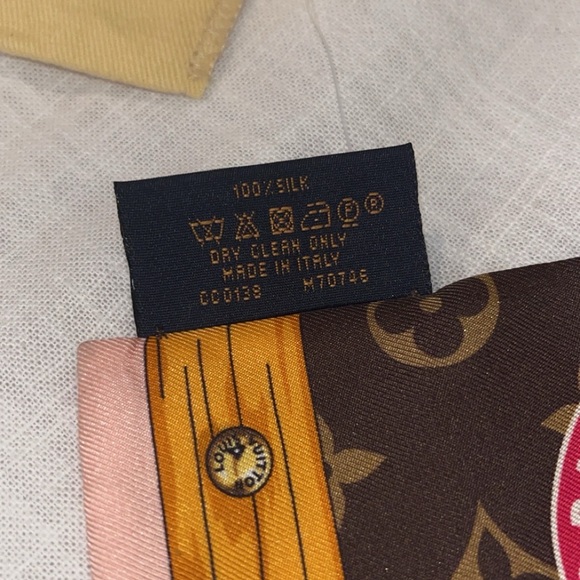 Louis Vuitton Women’s Scarf - Picture 9 of 9